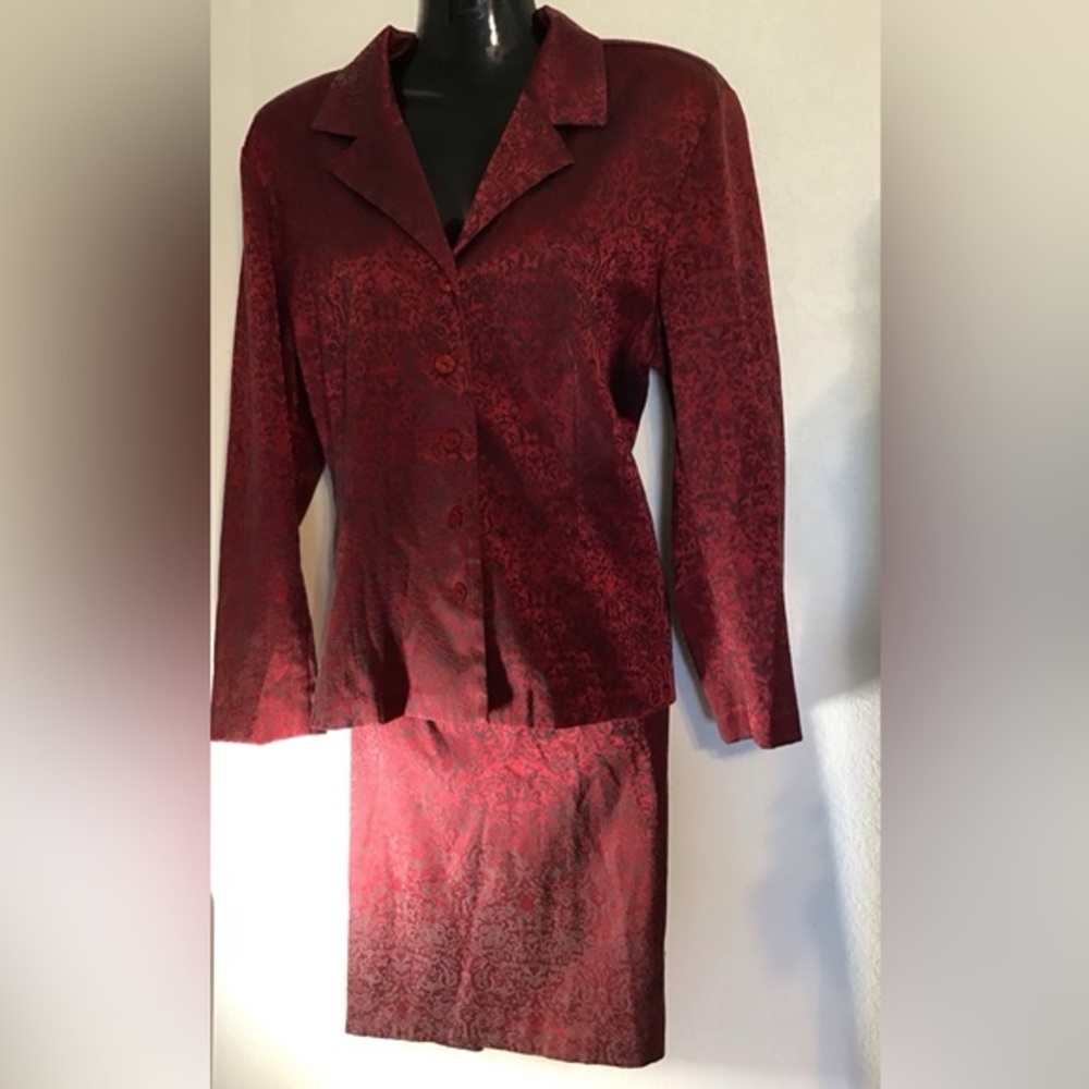 AGB Women’s 2pc Skirt SetW/5 Button Jacket ,5” Split In The Back Of Skirt. Size8